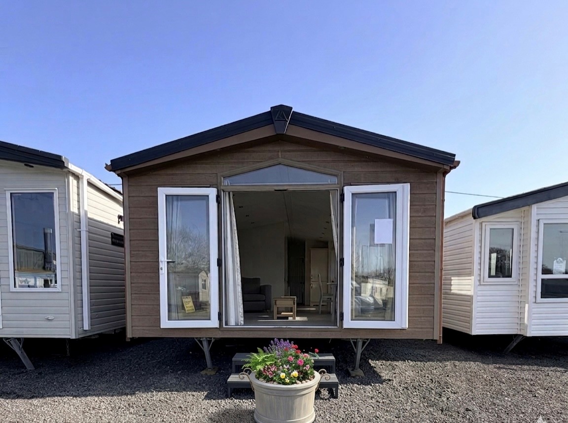 DELTA SINGLE LODGE - DELTA OAKWOOD SANDALWOOD CANEXEL CLADDING - 40 X 13 WITH 2 BEDROOMS 2 TOILETS - WASHING MACHINE / DISHWASHER AND A BATH For Sale Thumb