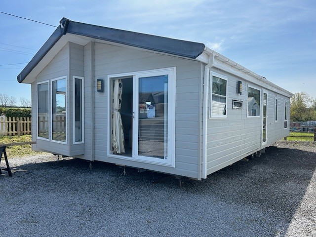 WILLERBY VERY GOOD CONDITION - BOSTON LODGE SERIES 5 - 40 FT LONG BY 20 FEET WIDE - 2 BEAUTIFUL BEDROOMS - FULLY FURNISHED TWIN UNIT For Sale Thumb