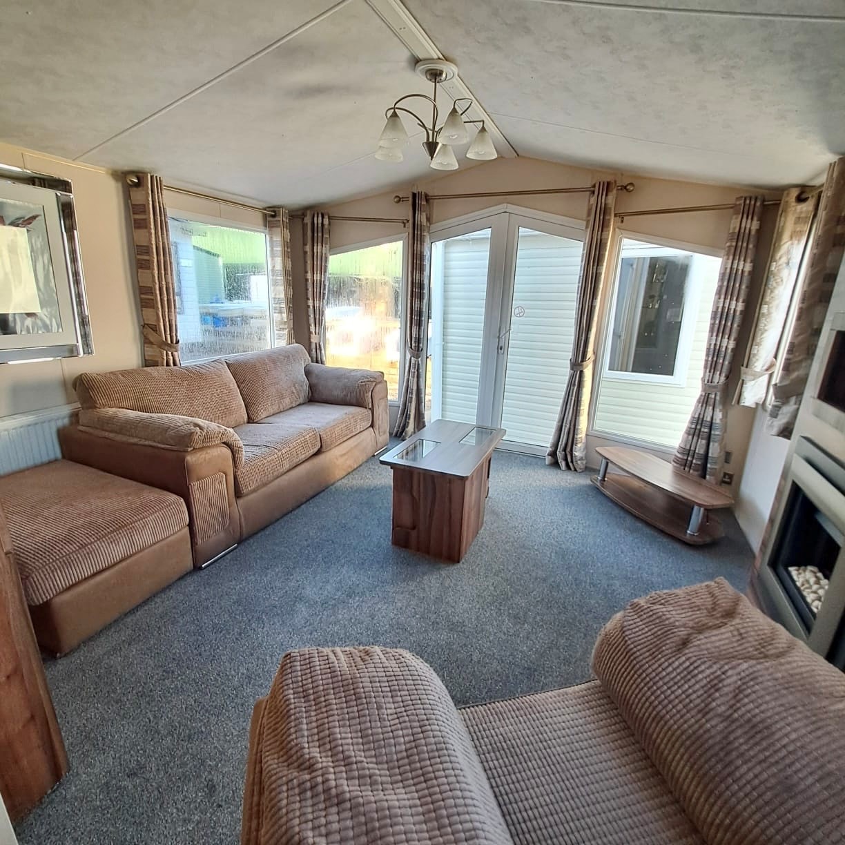 WILLERBY WINCHESTER DELUXE MK5 38 X 12 WITH KING SIZE MAIN BEDROOM - 3 BEDROOMS, 2 TOILETS, WINTER READY, DOUBLE GLAZING & CENTRAL HEATING For Sale Thumb