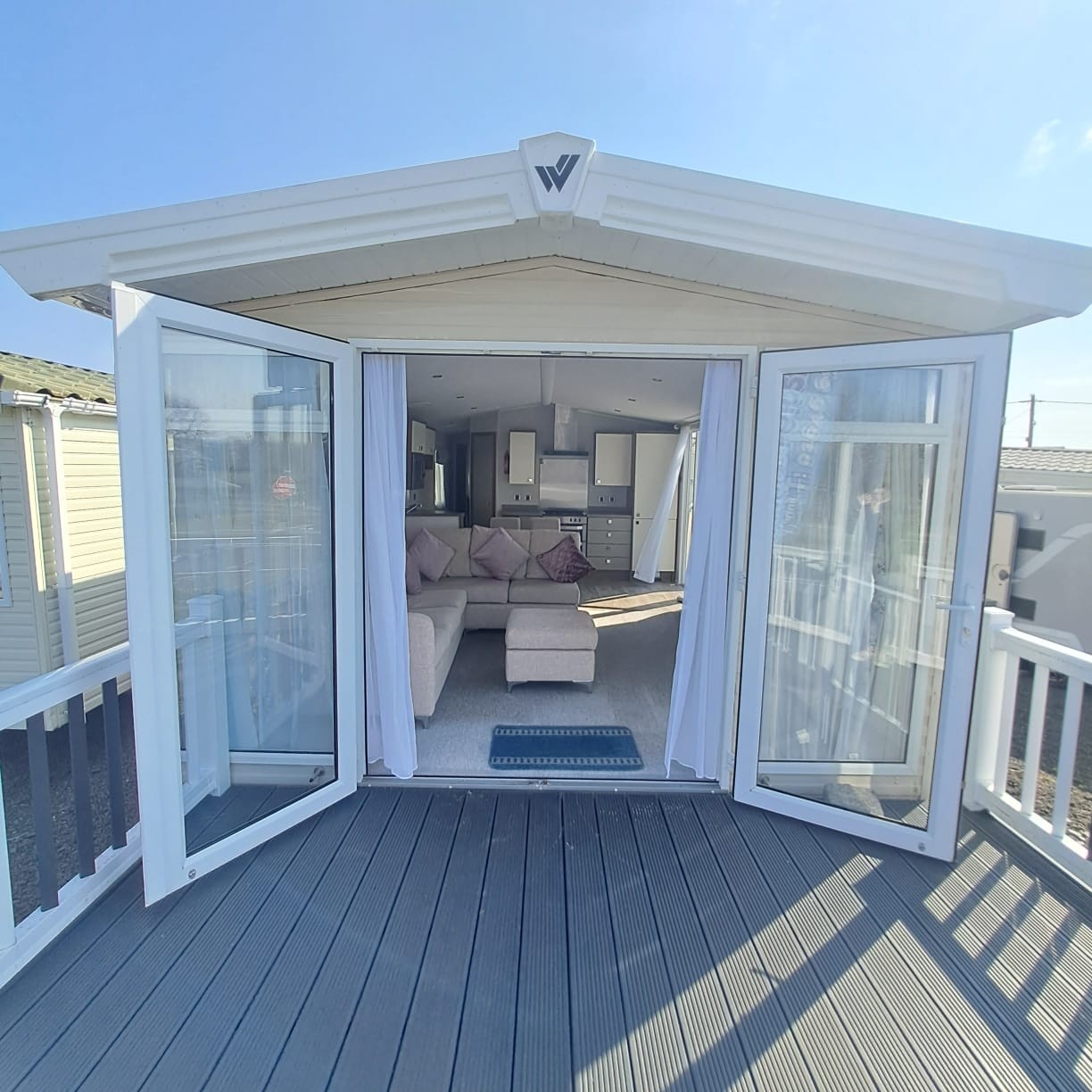 WILLERBY STYLISH & SOPHISTICATED WILLERBY SKYLINE 39 X 12 WITH 2 FABULOUS BEDROOMS - DOUBLE GLAZING, CENTRAL HEATING & GALVANISED CHASSIS, PANORAMIC FRENCH DOORS  For Sale Thumb