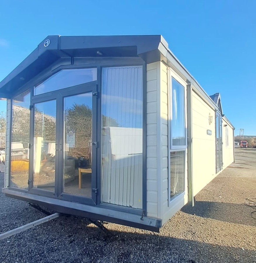 SWIFT CHAMPAGNE DELUXE WITH A BATH AND SHOWER, 40 X 13 WITH 2 BEDROOMS, FULL WINTER SPEC, DOUBLE PATIO DOORS BOTH ENTRANCES For Sale Thumb